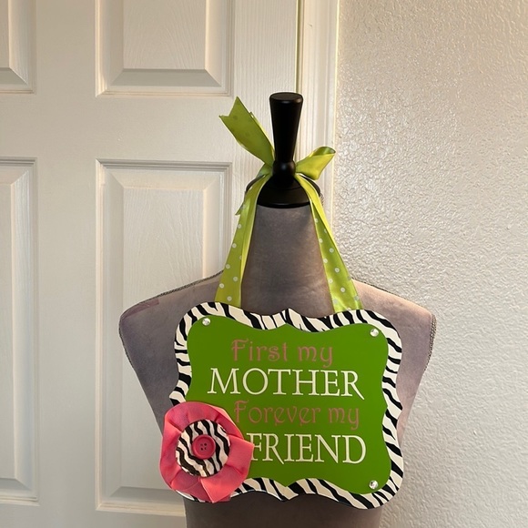 Home goods Home Decor. Hanging wall decor Kelly Green W bow& logo message. - Picture 2 of 5